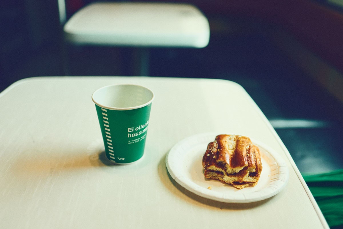 食堂車でシナモンロールを。