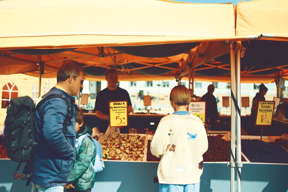 マーケットで何かを見つけた奈緒さん。