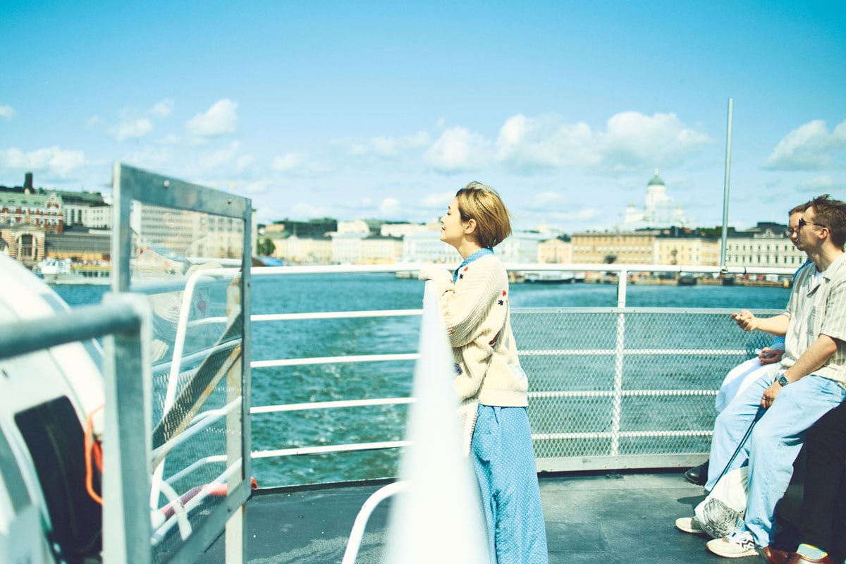フェリーで約15分の島へ。夏のヘルシンキを船上で楽しむ奈緒さん。