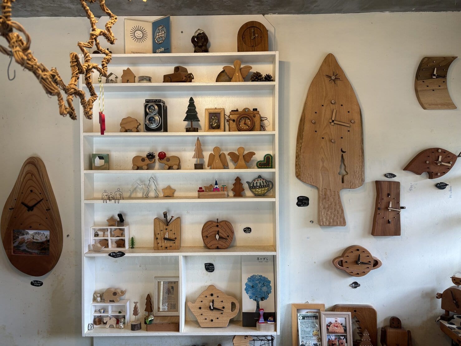 かぜまがり村店内にある木製オーナメント