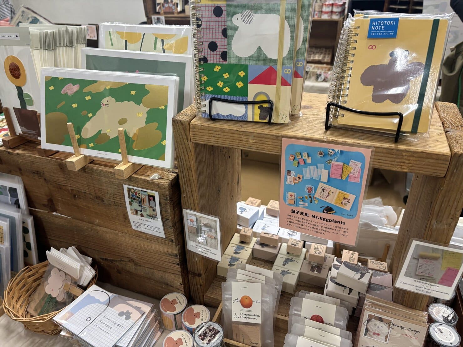 紙博 in 神戸主催の手紙社出展ブース しまむらひかりさんのノートやポストカードが並ぶ