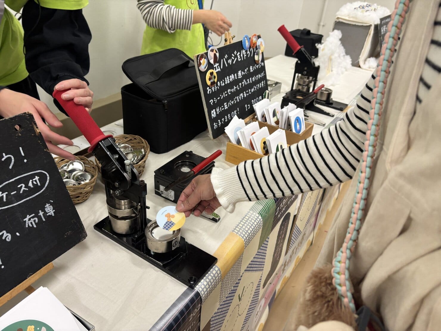 紙博 in 神戸 主催の手紙社の缶バッジコーナーで缶バッジ作りを体験