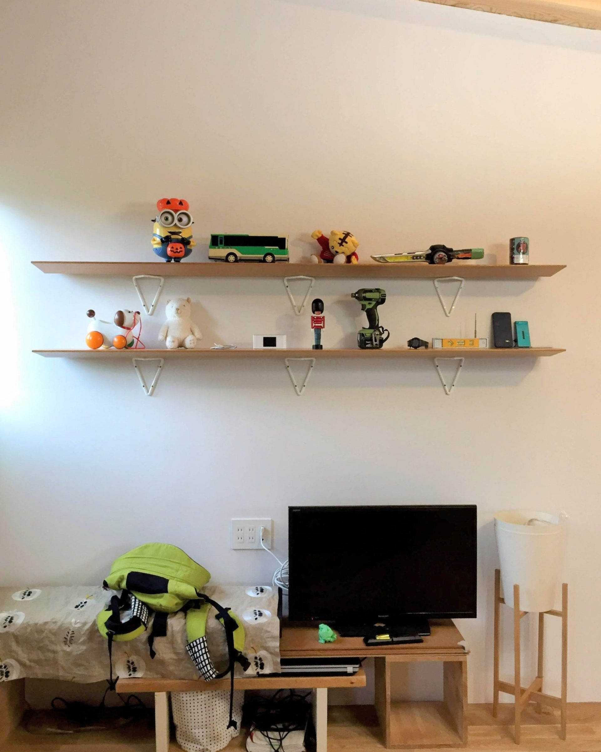 リビングでIDÉEのウォールシェルフに好きな小物や雑貨を飾っている