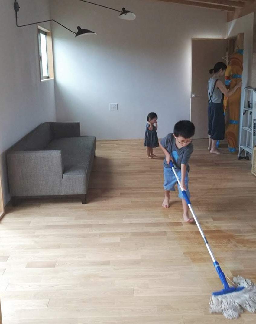 IDÉEのウォールシェルフを取り付けたリビングで過ごす家族