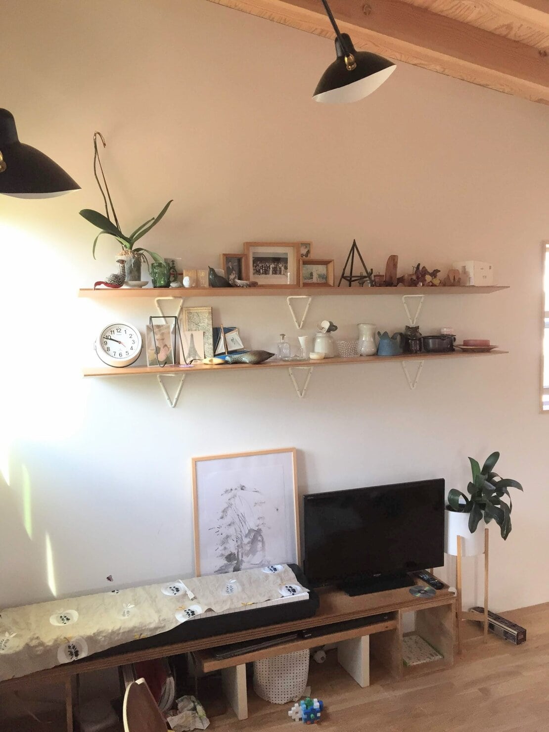 リビングでIDÉEのウォールシェルフに好きな小物や雑貨を飾っている