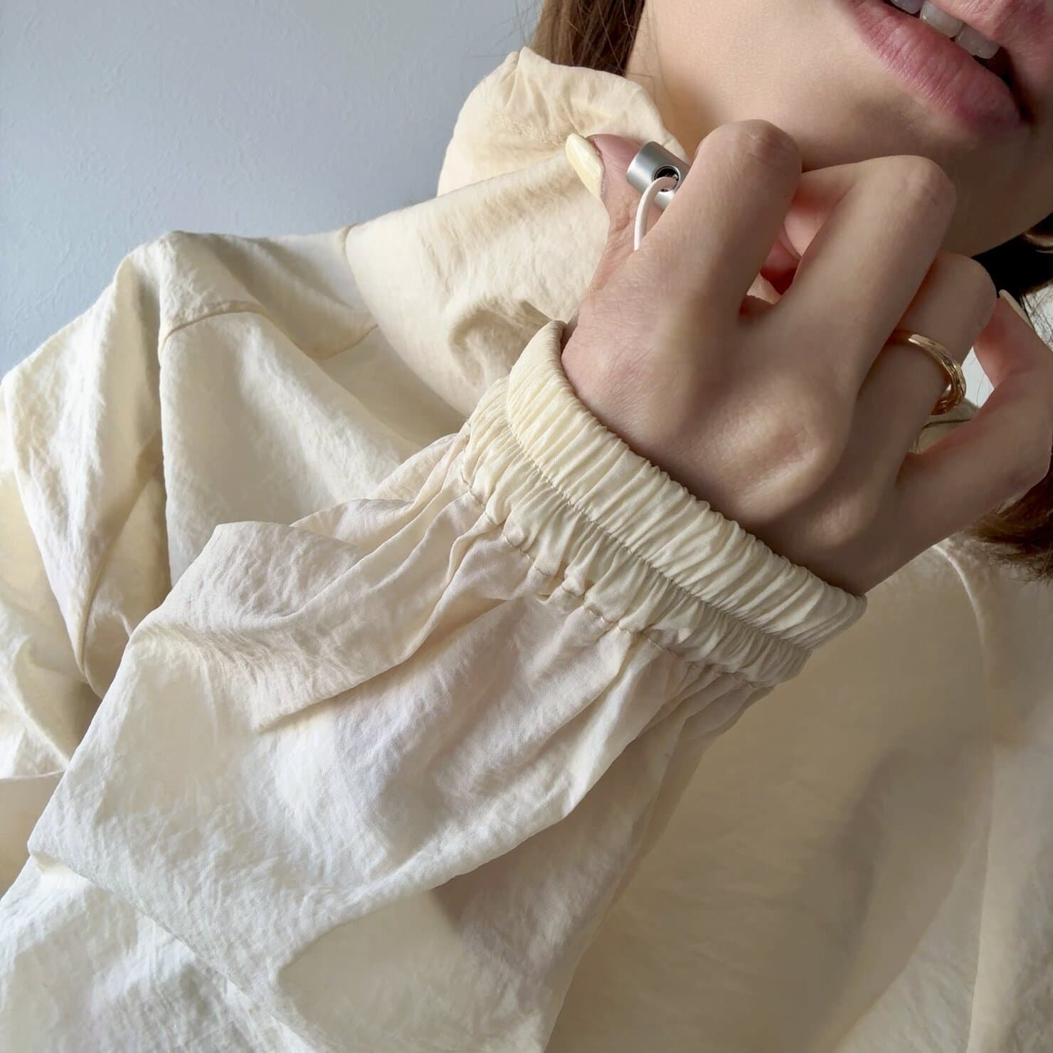 冬から春のはざまのコーディネートにはほんのり透け感のある素材や、テロンと落ち感のある素材を