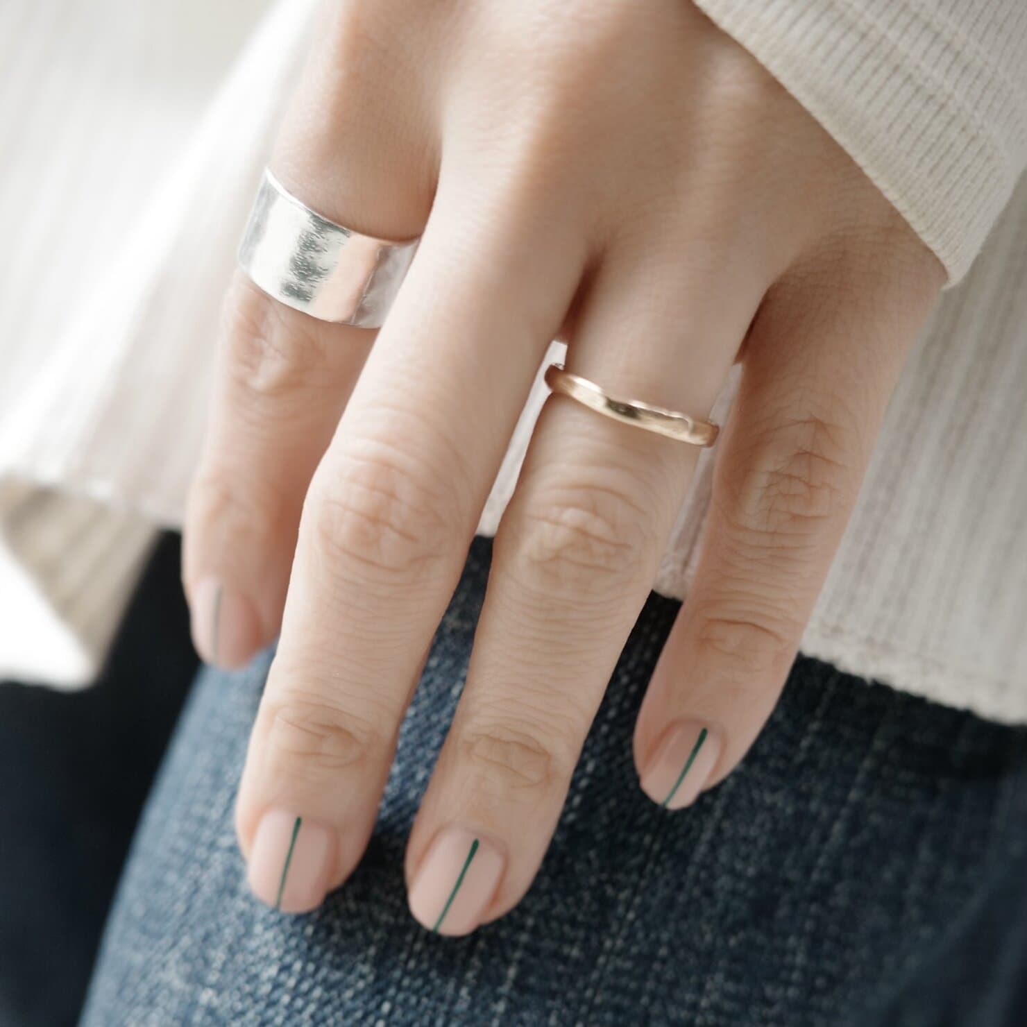 イエベ春に似合うピンクベースにグリーンの細いラインでアクセントを入れた春色ネイル