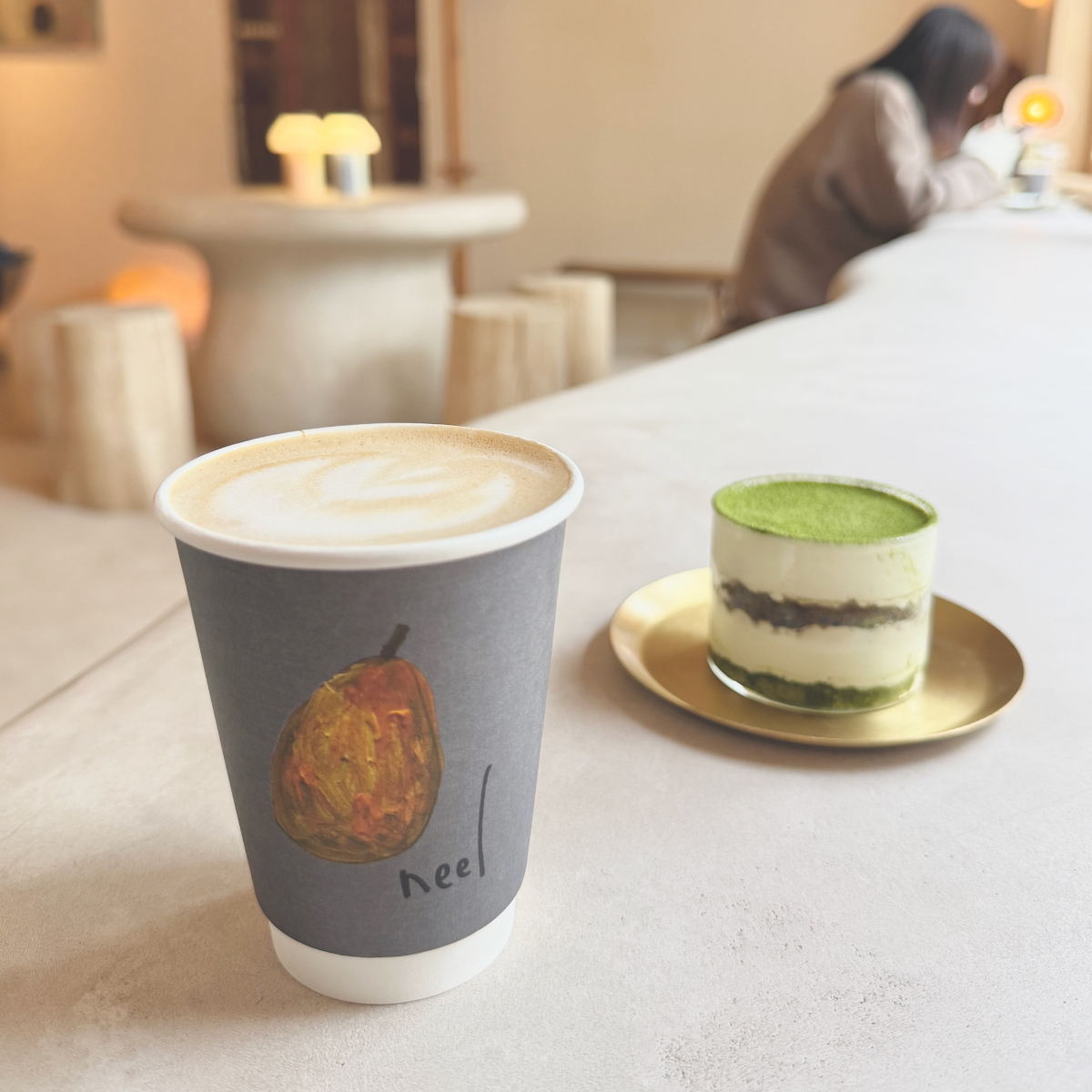 neelのオーツミルクラテと抹茶ティラミス