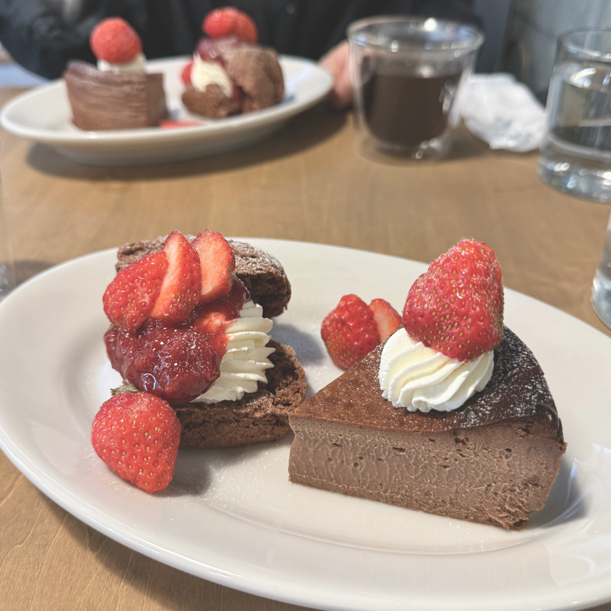 マワリテメクルのビスケットサンドとバスクチーズケーキのチョコレートバージョン