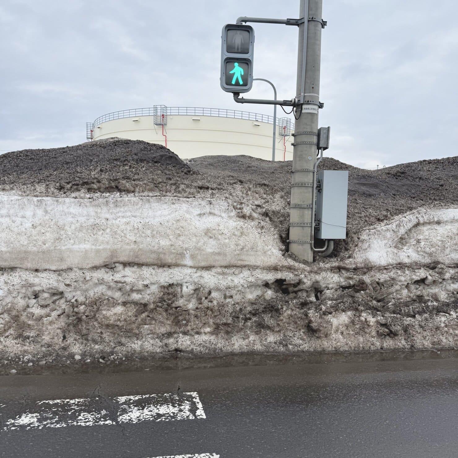 雪が積もり歩道が埋もれた交差点