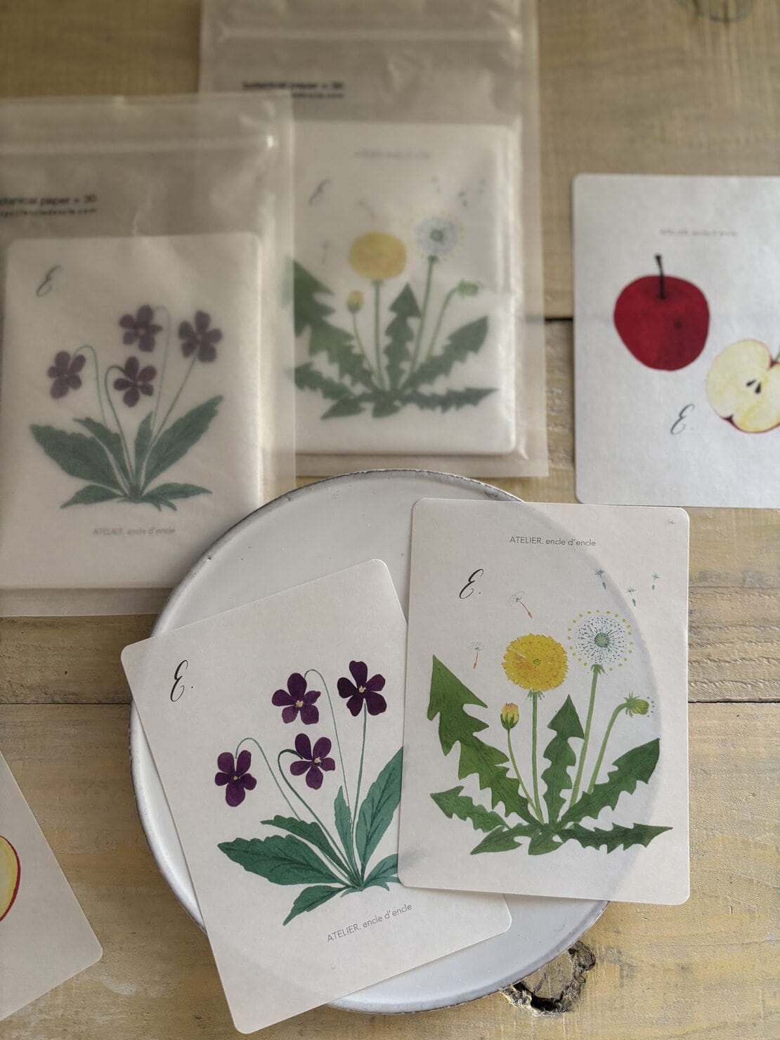 紙博 in 神戸「ATELIER.encle d’encle(アンクルダンクル)」の花が描かれたペーパーアイテム