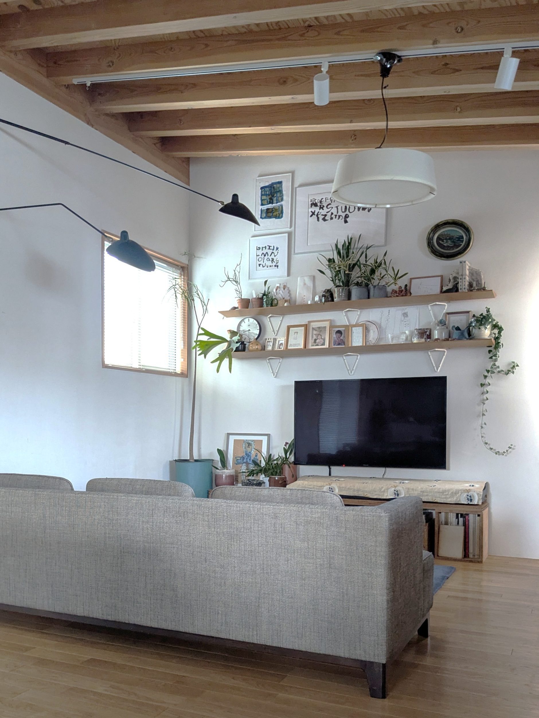 テレビ上にIDÉEのウォールシェルフを付けたリビング