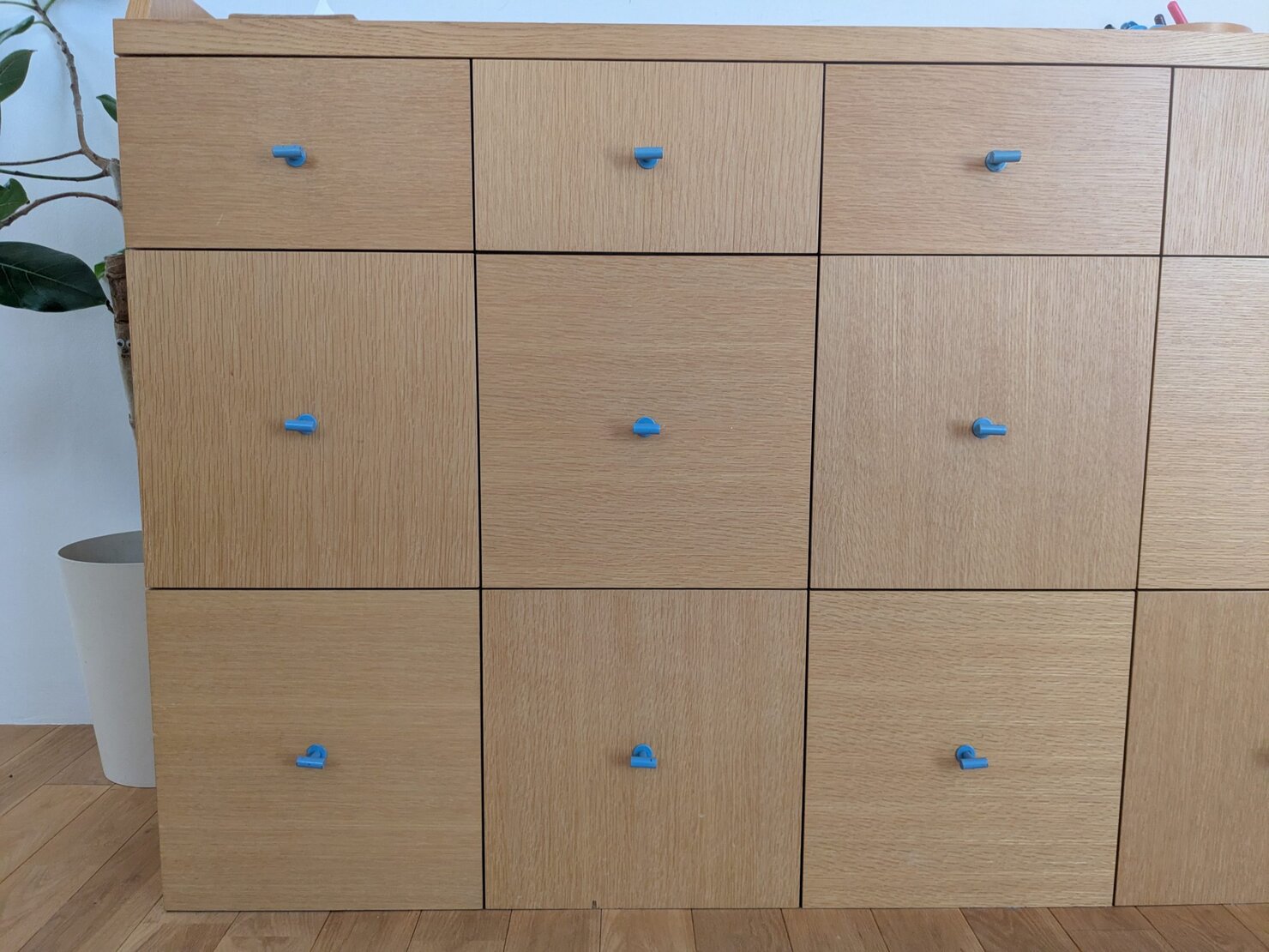 IDÉEの引き出し式キャビネットの互い違いになっている木目