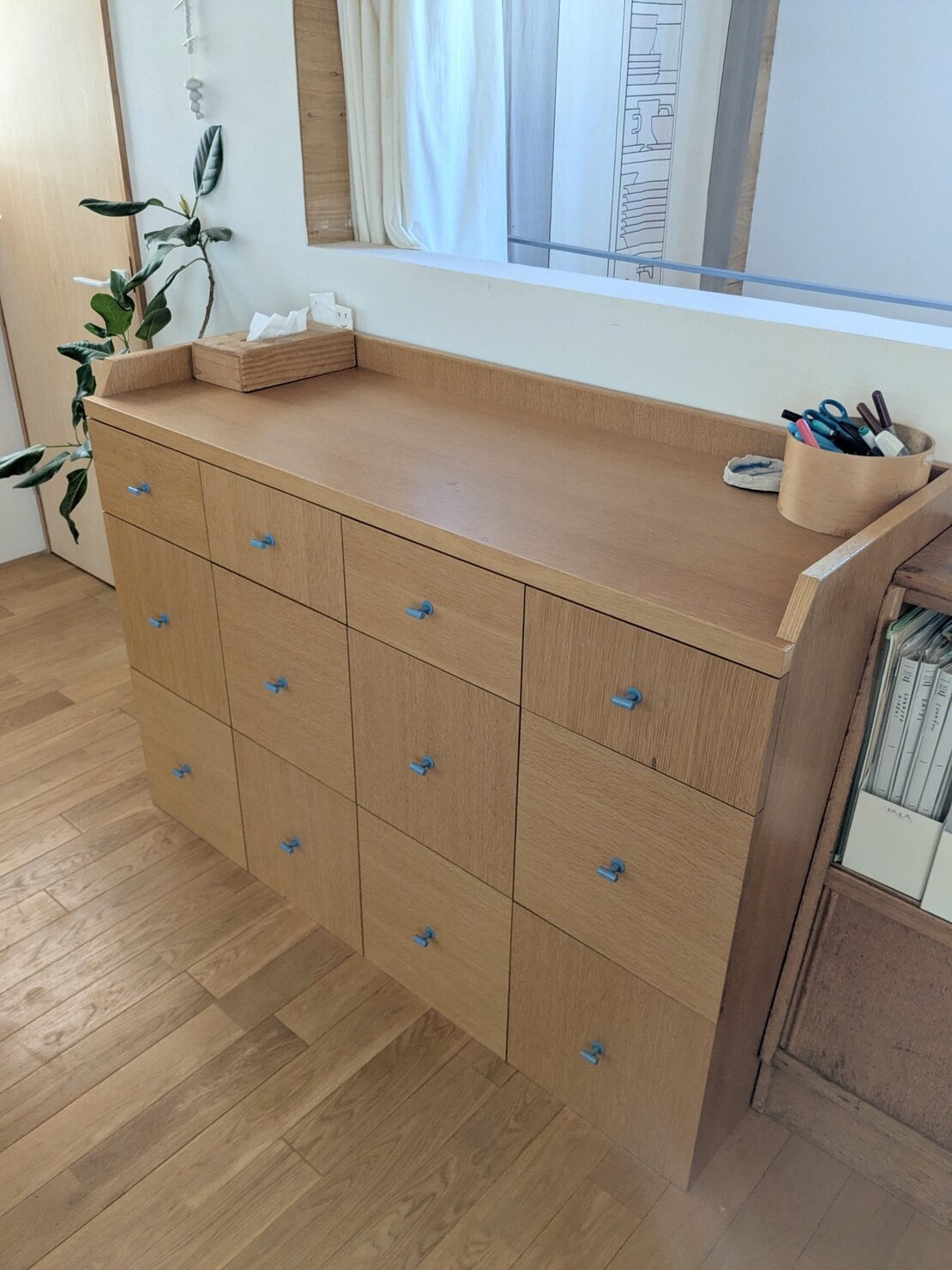 IDÉEの引き出し式キャビネットの上にある物を置くスペース