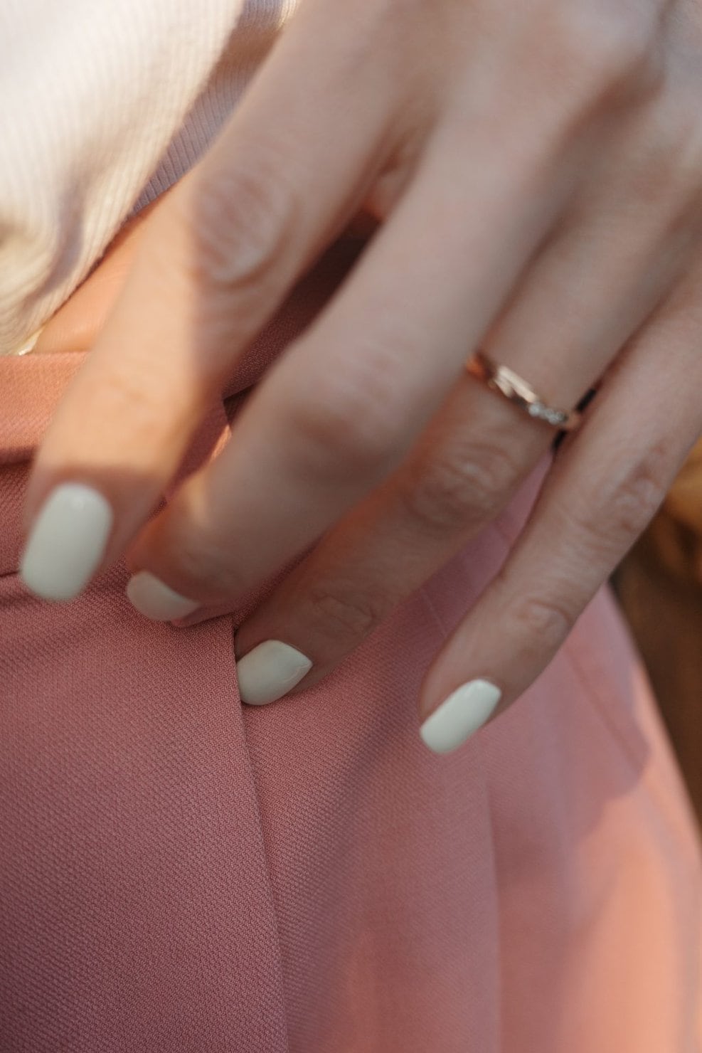 【ネイルやメイク・装いで春支度】まだ寒い日の気分を上向きにする、「ひとさじの春」を味方に。