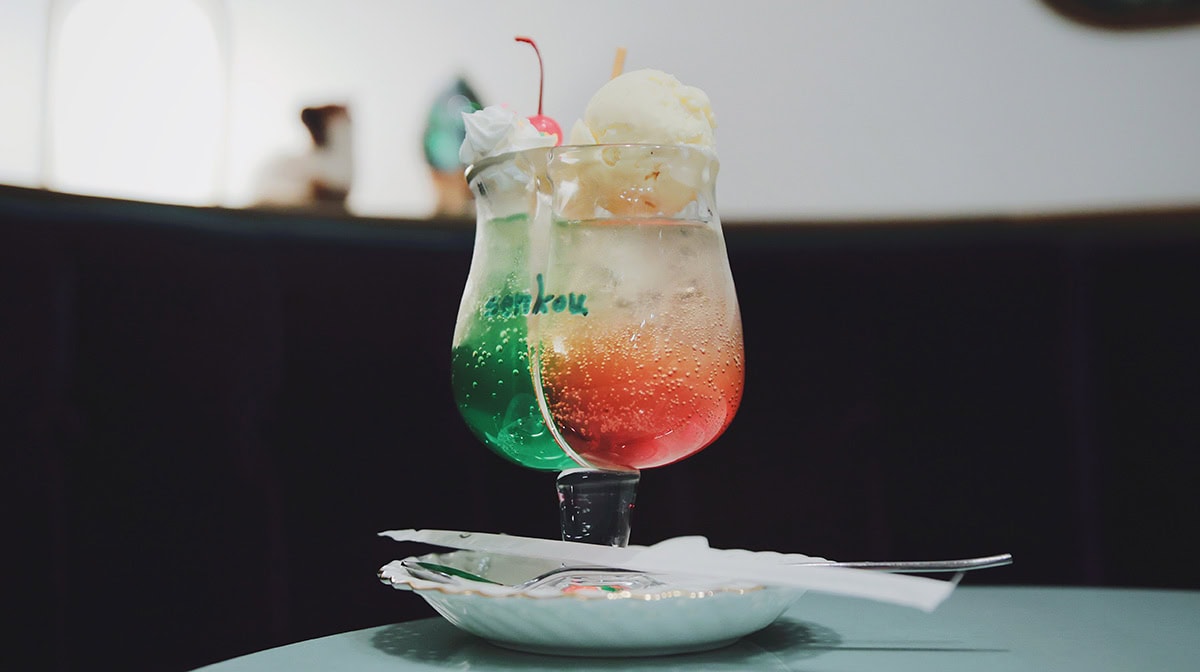 東京・西荻窪の喫茶店「喫茶閃光」の仕切りグラスのツインソーダ