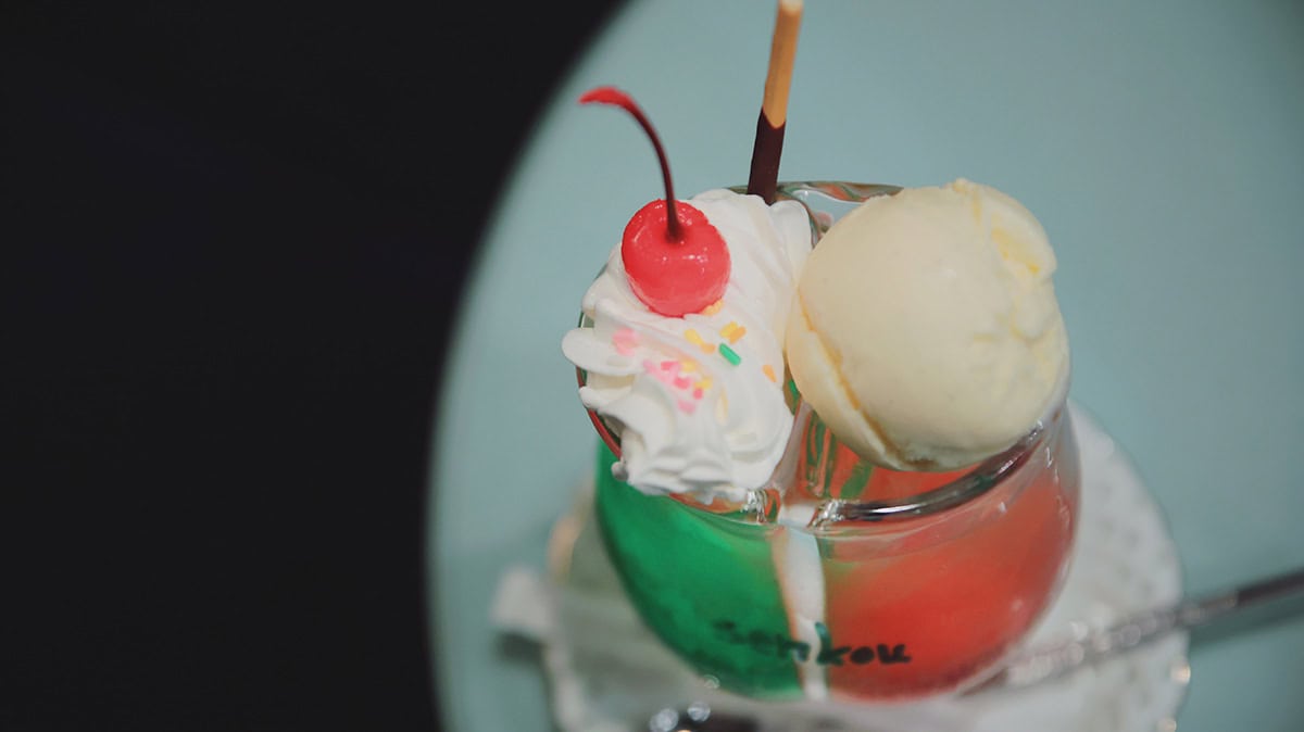 東京・西荻窪の喫茶店「喫茶閃光」の仕切りグラスのツインソーダ
