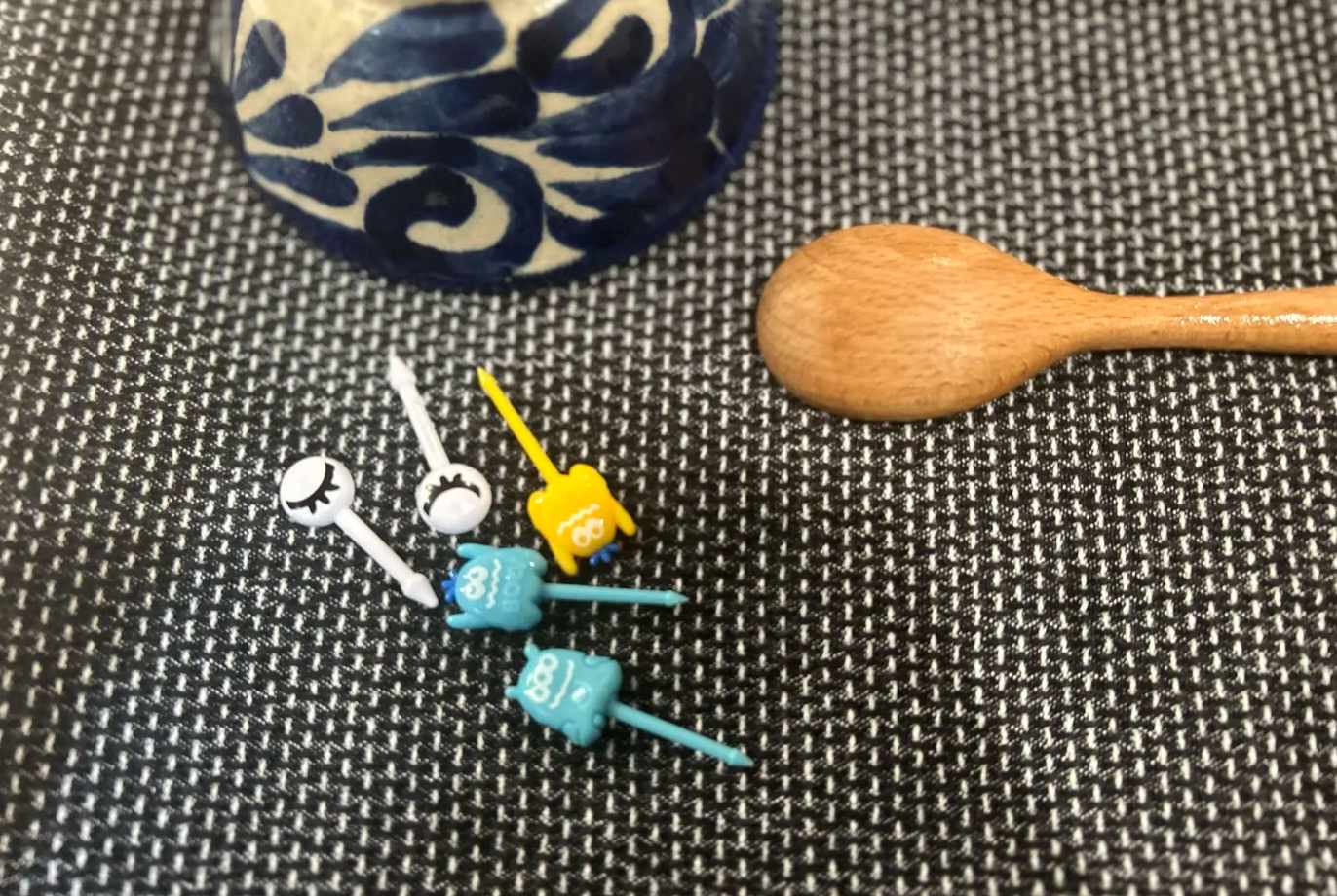 ジョージ・ジェンセン・ダマスクのティータオルの上で洗い終わったお弁当ピックを乾かす