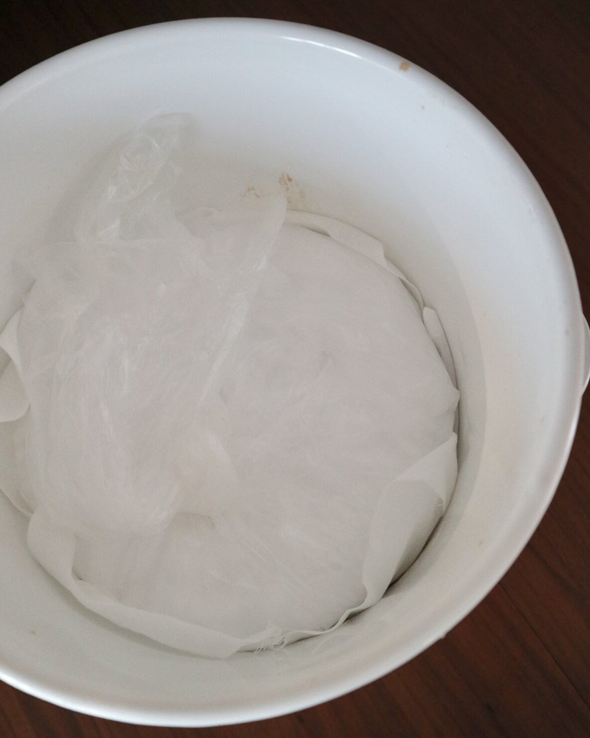 味噌づくりで塩の重石を乗せたところ