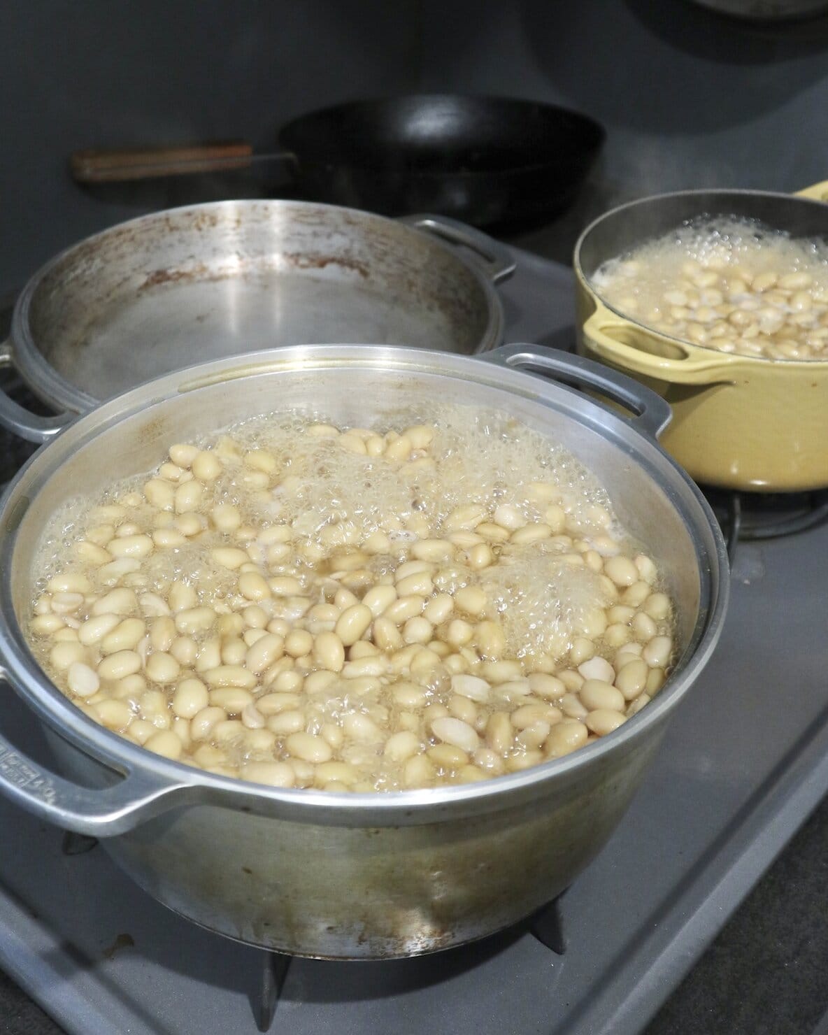 味噌づくりで大豆を煮終わったところ