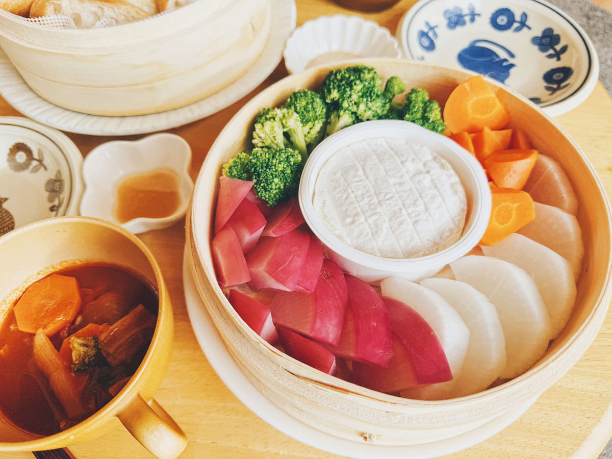 せいろにカマンベールも蒸してチーズフォンデュを