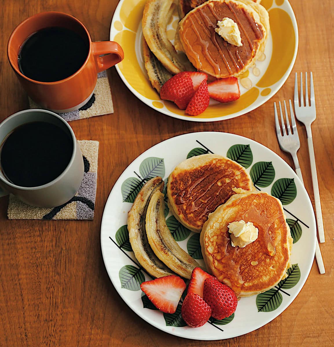 淹れたて熱々のブラックコーヒーと、ほかほかの甘いパンケーキの、至福のコンビの休日朝ごはん。