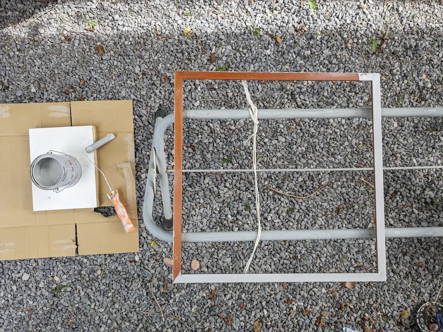 ペンキを塗っている途中のアートフレーム