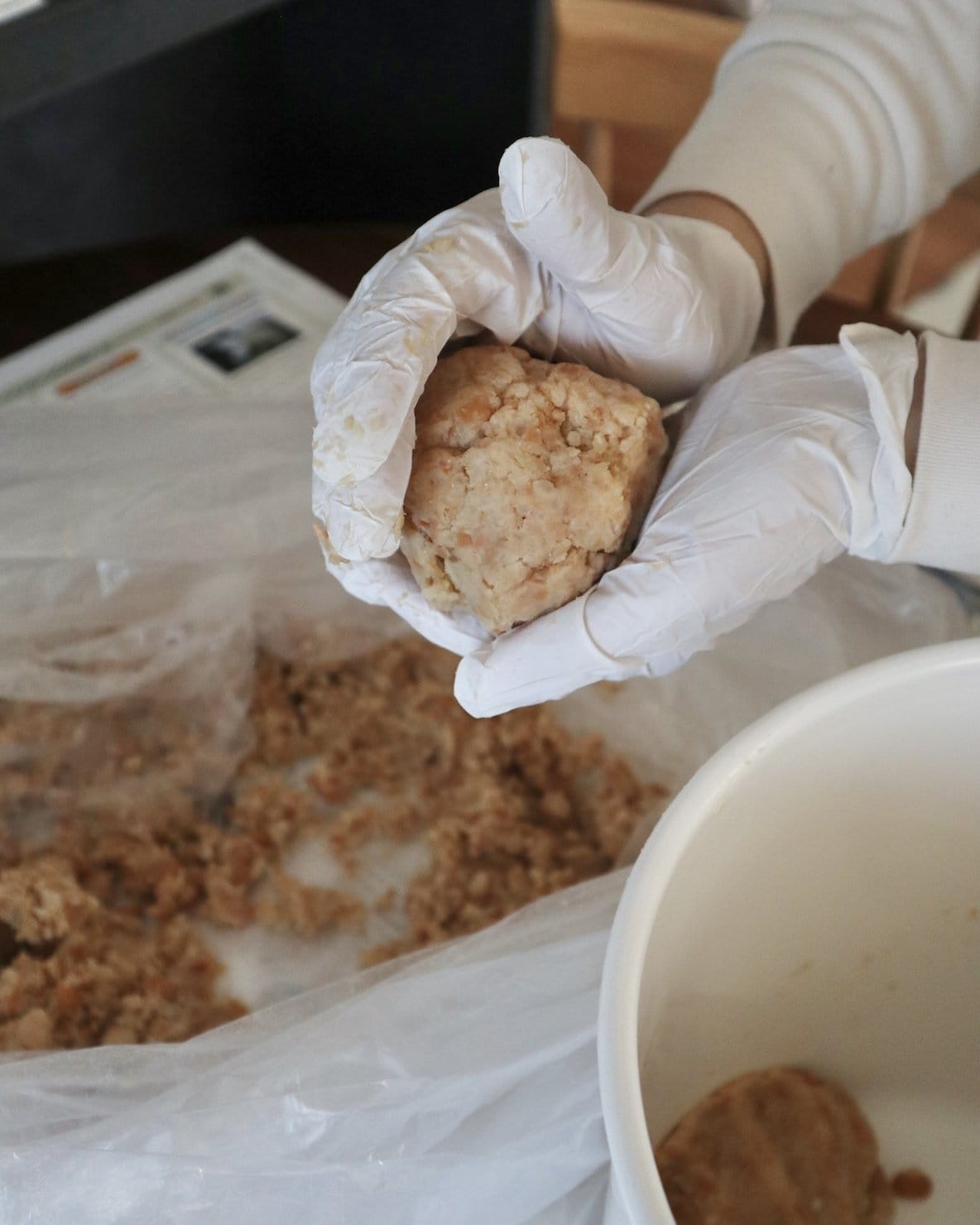 味噌玉を作っているところ