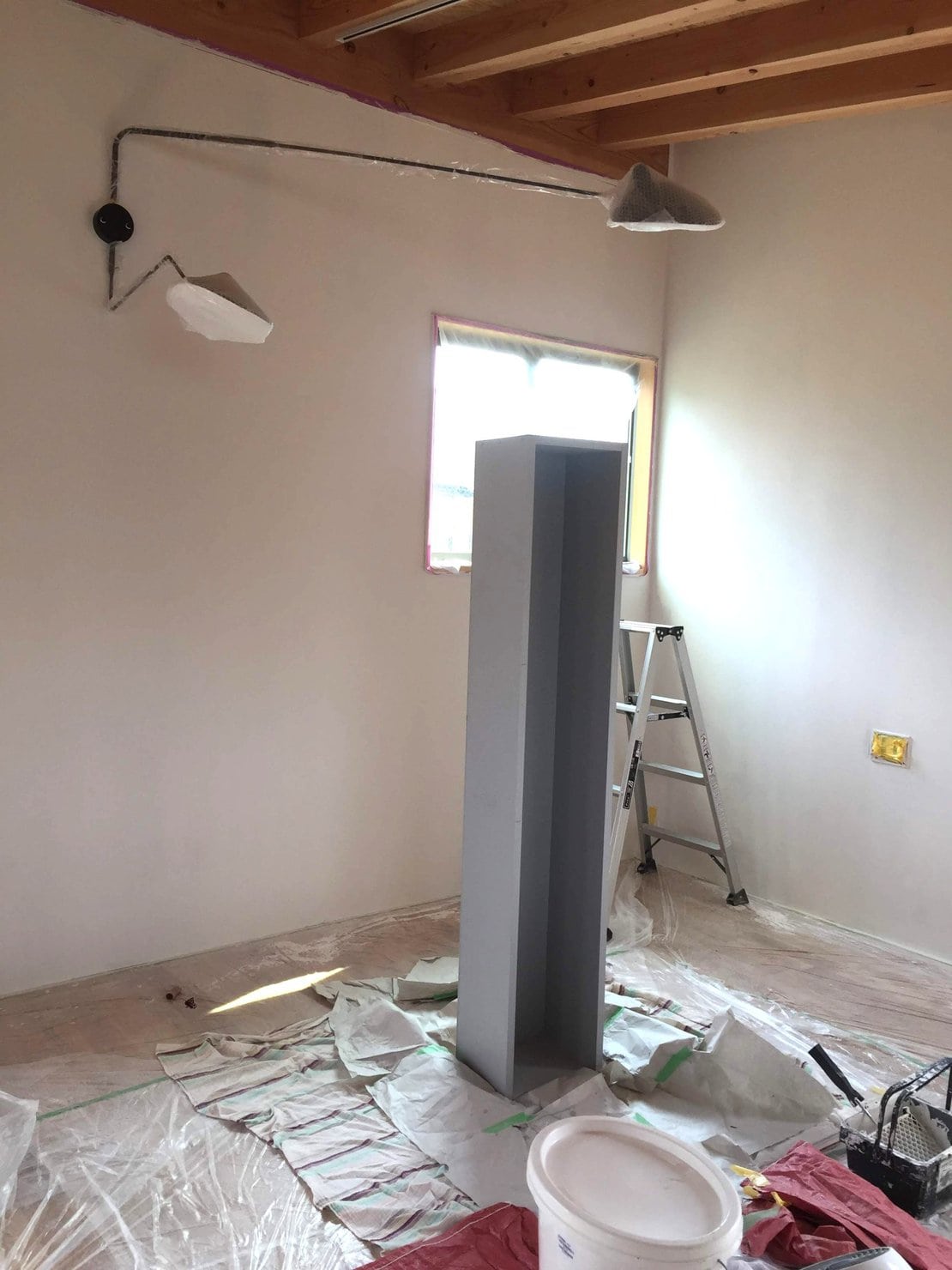 DIYでペンキを塗り終わった収納スペース