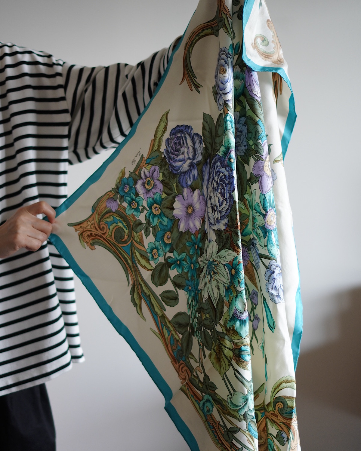 寒色スカーフを広げて見せた