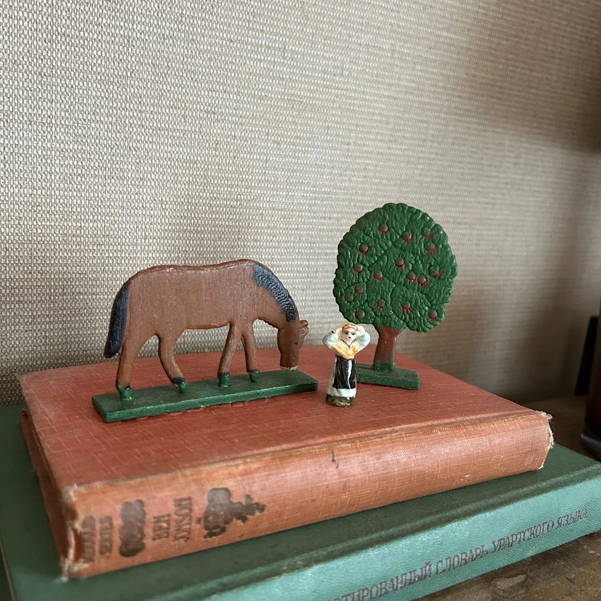 馬や木のモチーフのオブジェ