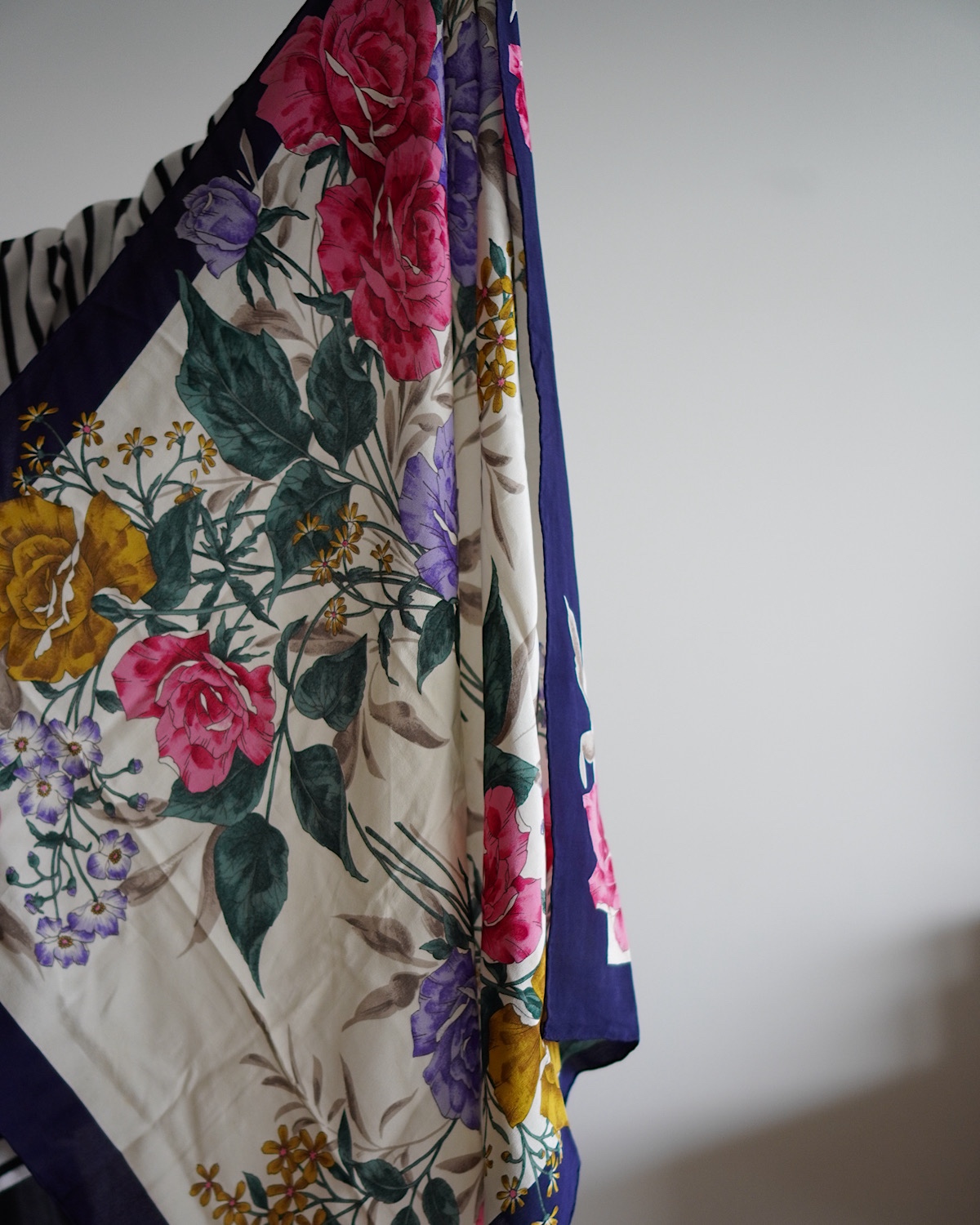 カラースカーフを広げて見せた