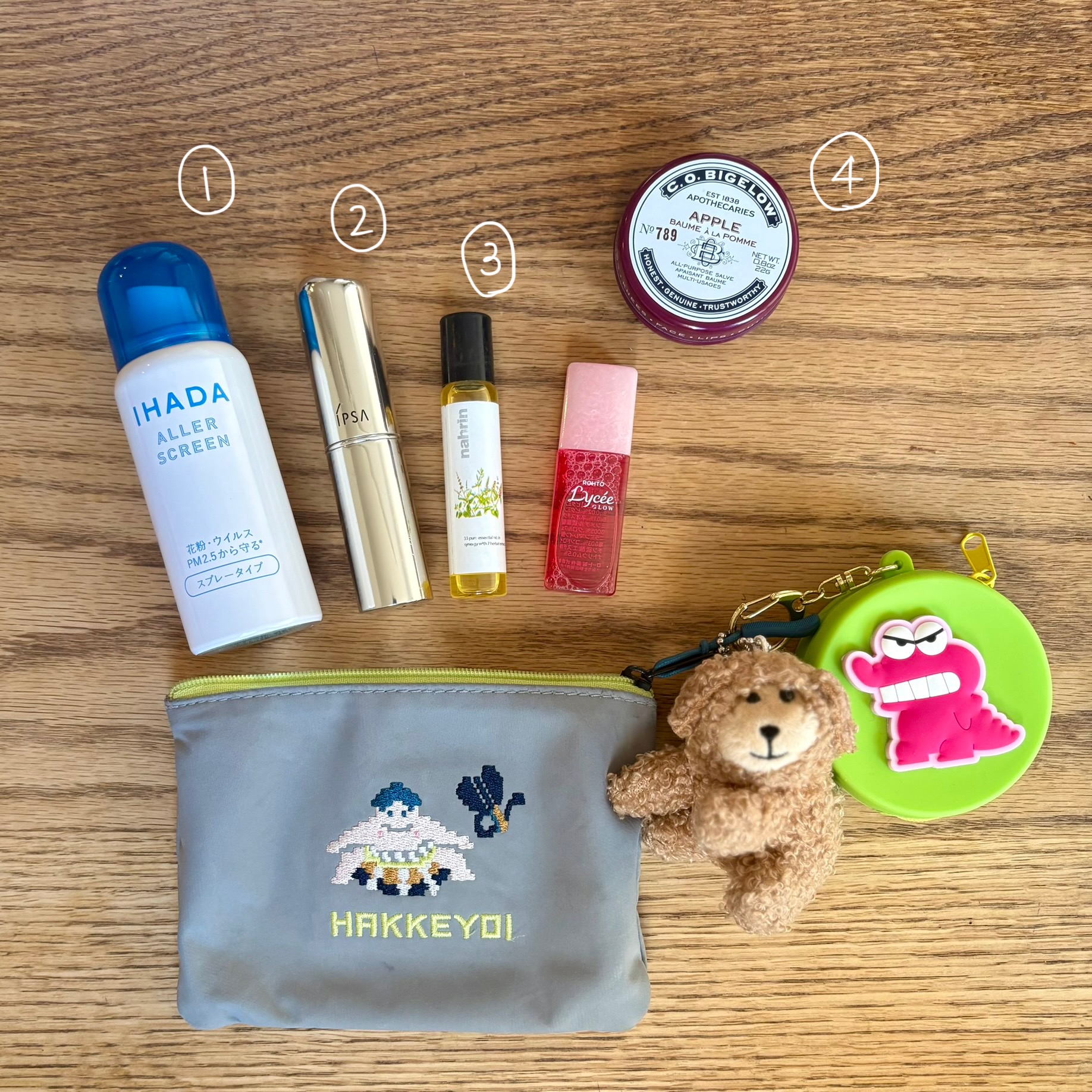 【持ち歩きたい花粉症対策グッズ】イハダ 「アレルスクリーン EX」、イプサ 「ザ・タイムR デイエッセンススティック」、ナリン 「ハーブオイル33+7 ロールオン」、C.O.Bigelow 「アップルサーブ マルチバーム」