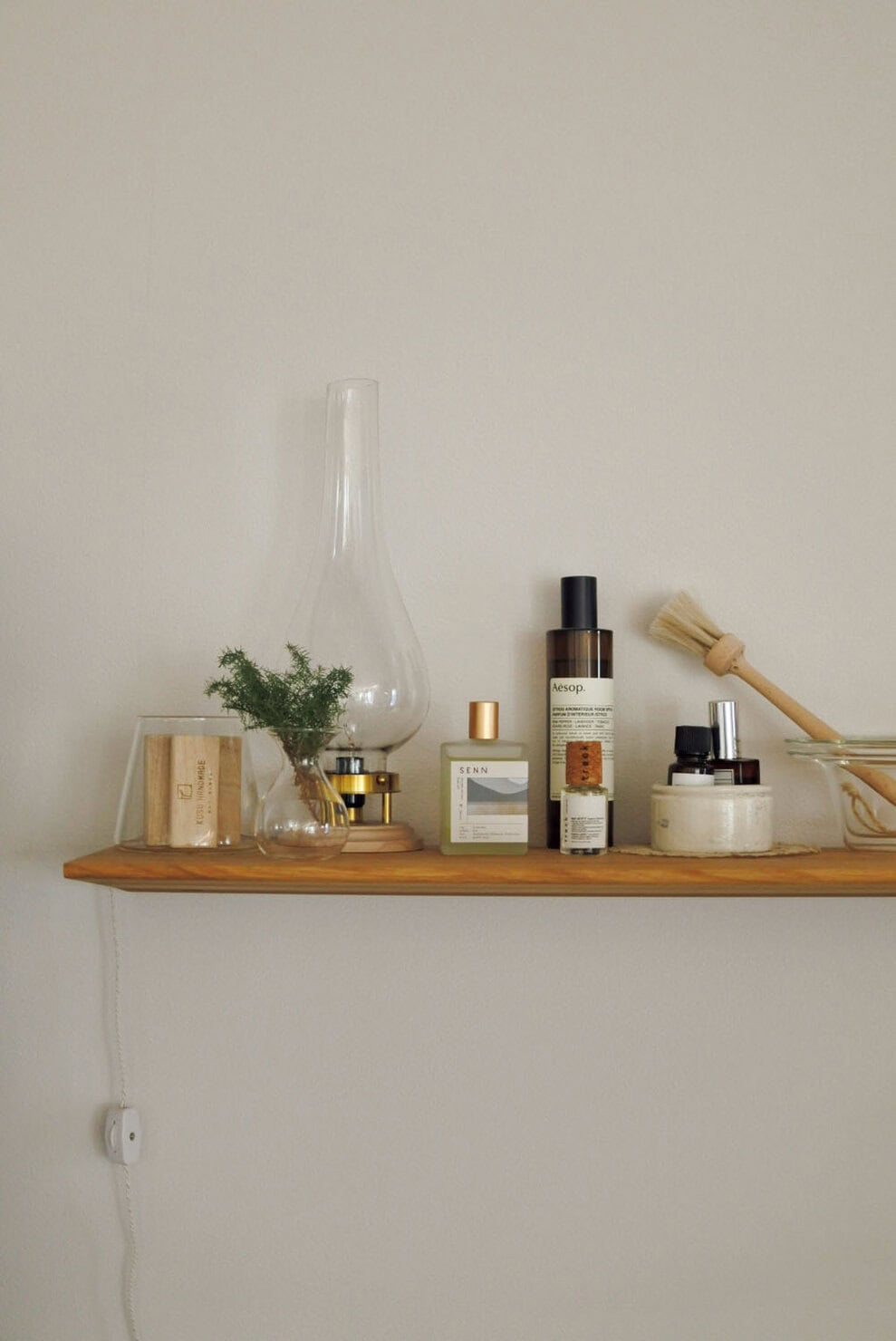 カール・ハンセンのTsugi シェルフは、職人さんの技と木の温かみを感じます。