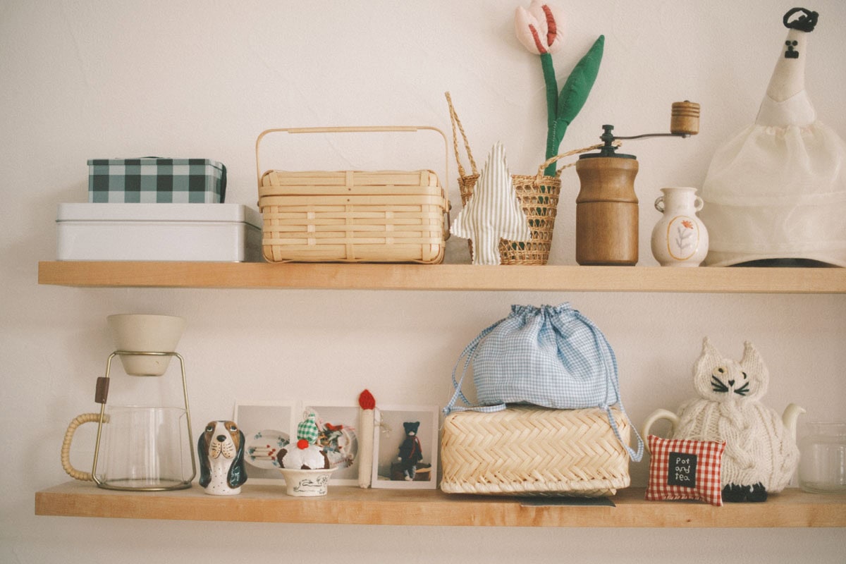 毎日立つキッチンには、目に入る飾り棚にはお気に入りのものを並べています。