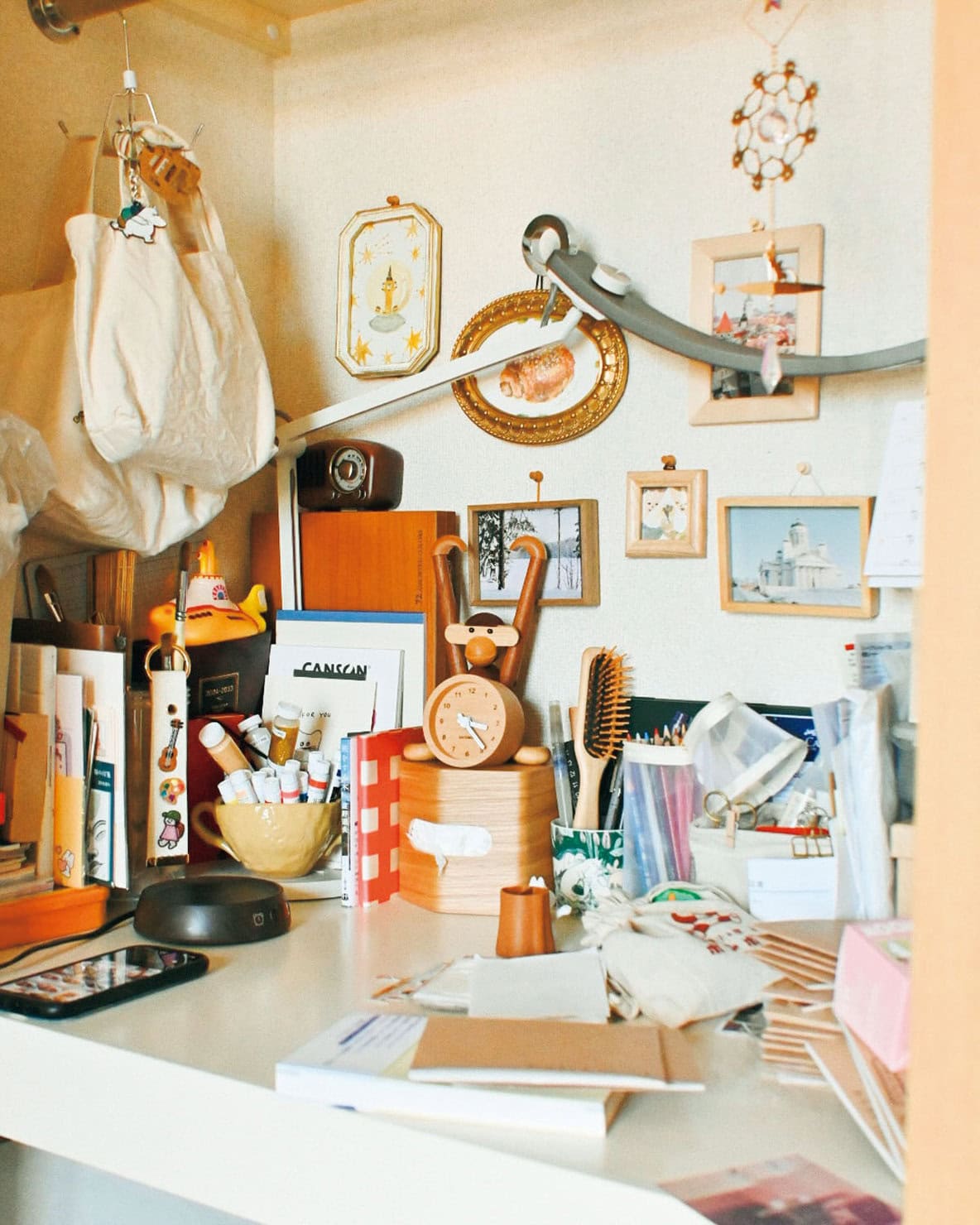 絵を描いたり、日記をつけたり、ラジオを聴いたり。自分だけの落ち着く空間