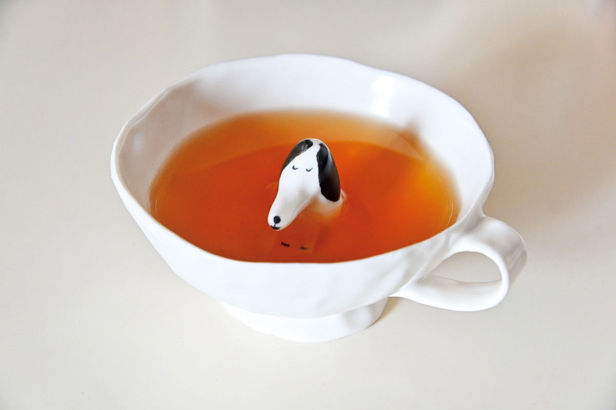 スウェーデンの陶芸家・イラストレーター、エレオノール・ ボストロムさんの犬のマグカップ。