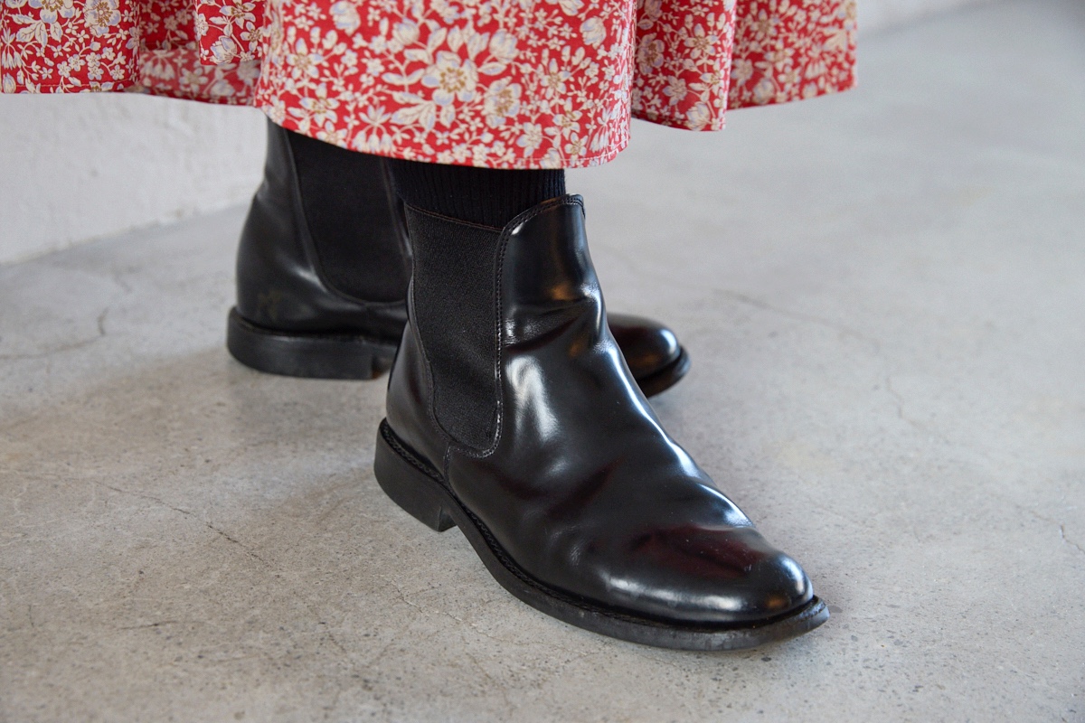 赤いリバティプリントスカートにサンダースの黒のサイドゴアブーツを合わせた足もとコーディネート