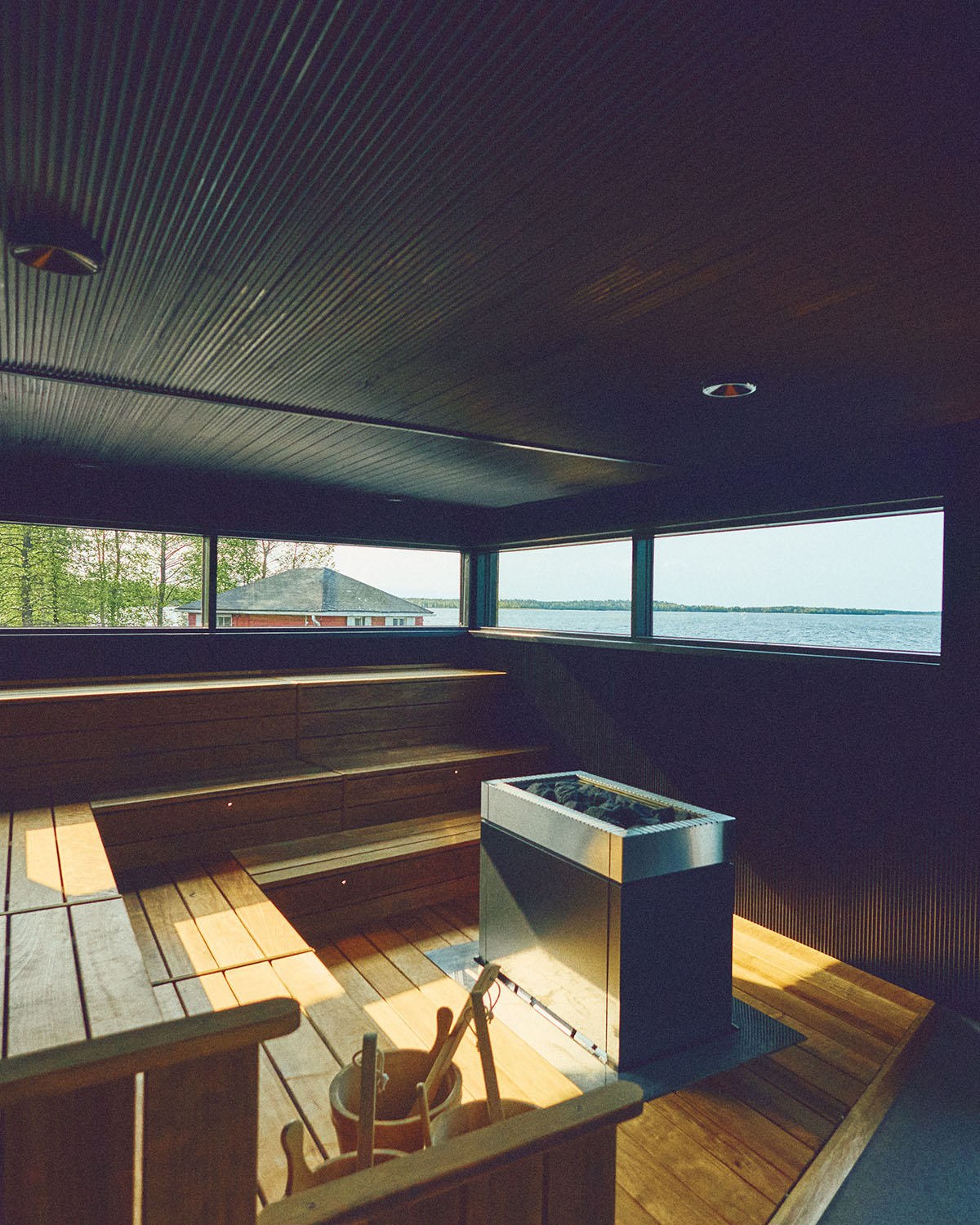 コッコラ中心部から自転車で約20分、美しい海辺に2025年6月オープンしたばかりの「Hickarö resort」。