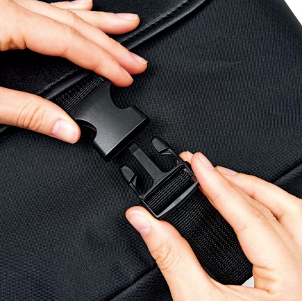 『大人のおしゃれ手帖』2026年3月号 ケイ ハヤマ プリュス ショルダーバッグ フロントのワンタッチ留め具