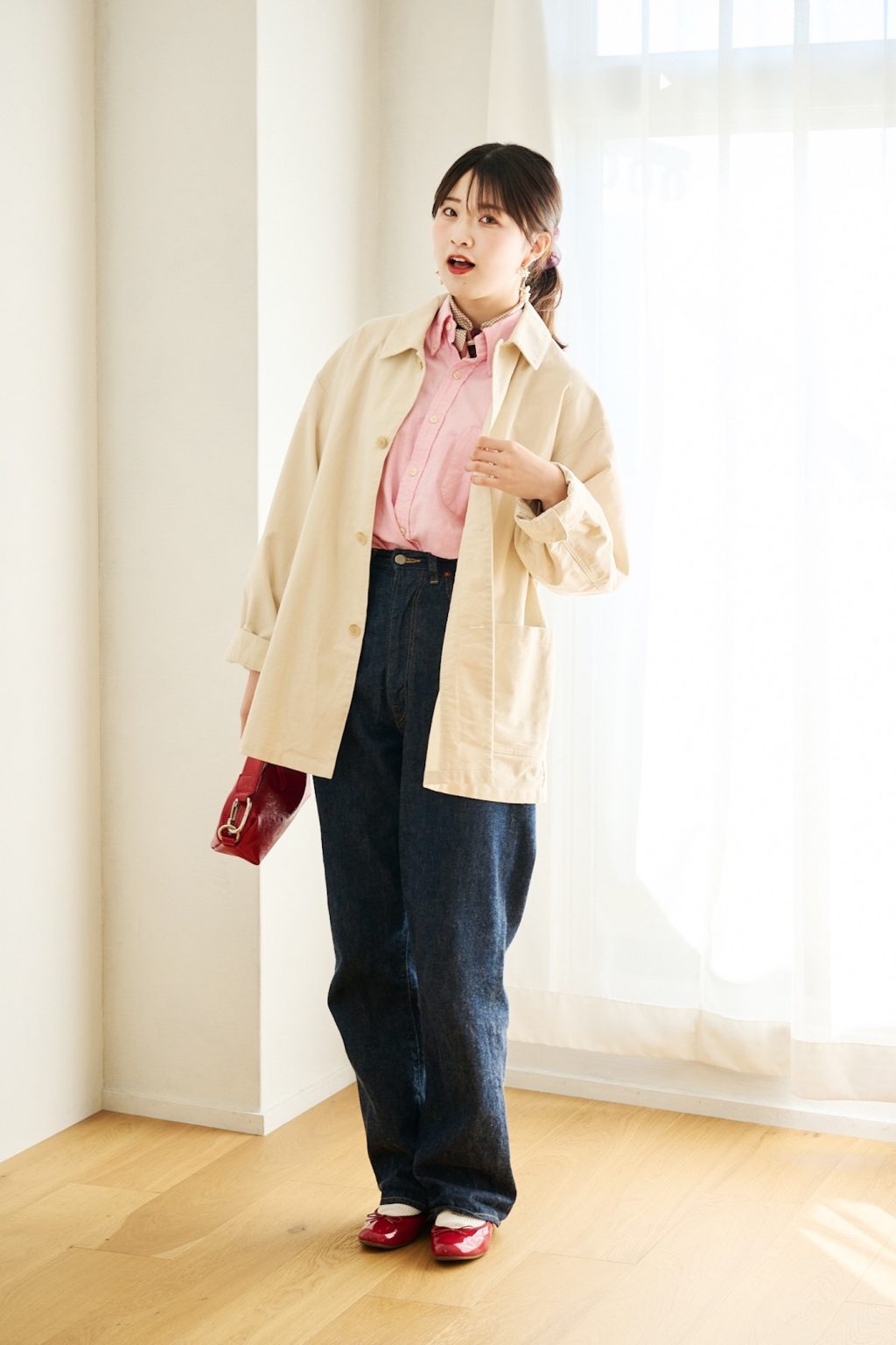 UNFOLK ディレクター・クリエイター おはなさんの私服ファッションスナップ。ピンクシャツ×赤小物で大人のデニムスタイルを春ムードにシフト!