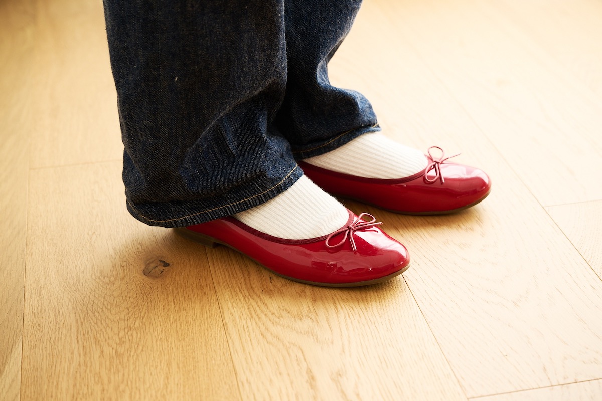 春のデニムスタイルを引き締めるトラッドな赤のバレエシューズ