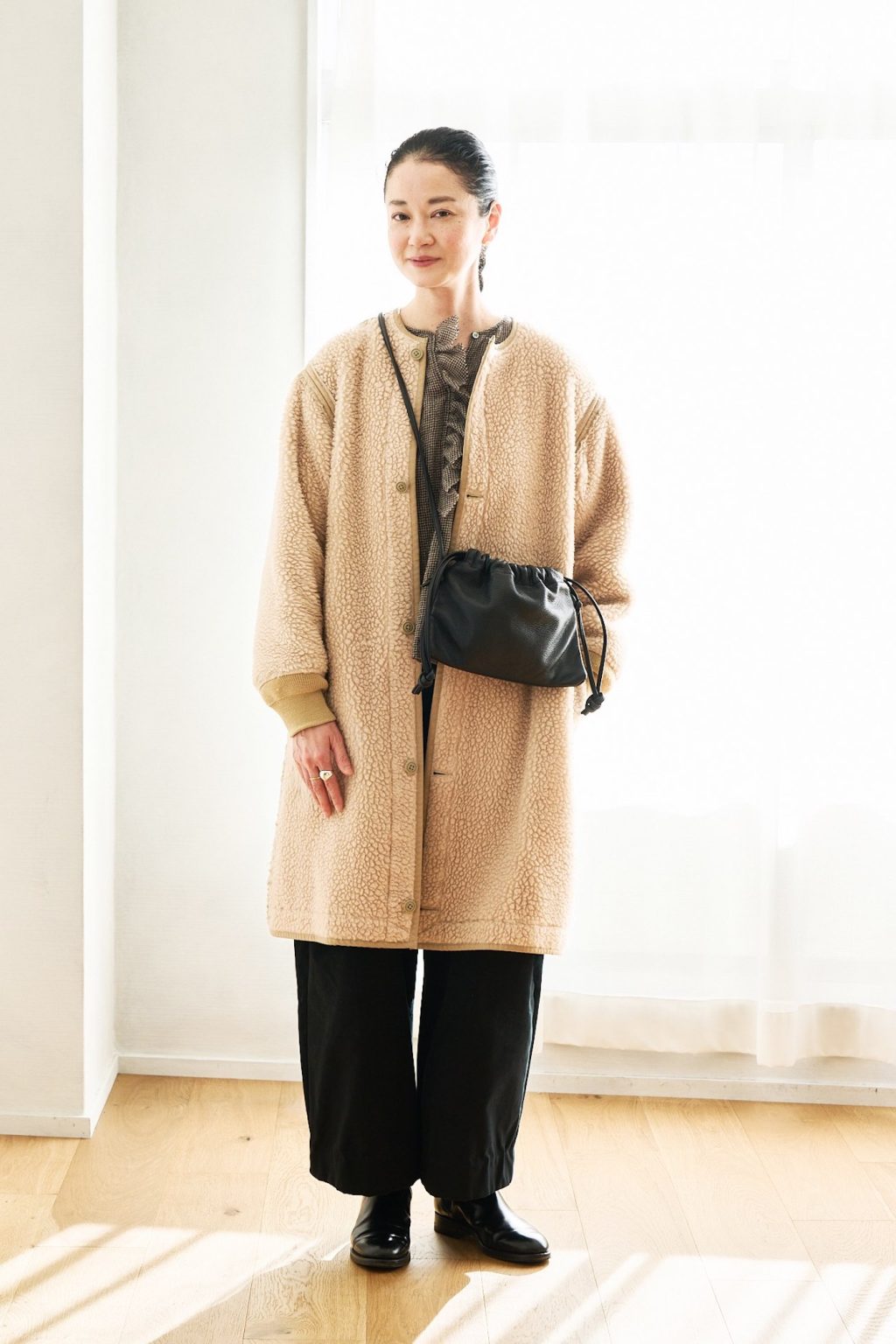 かぐれ MD 奥田知子さんの私服ファッションスナップ。やさしい色のボアコートにフリルを重ねて、きちんと感のある大人カジュアルへ