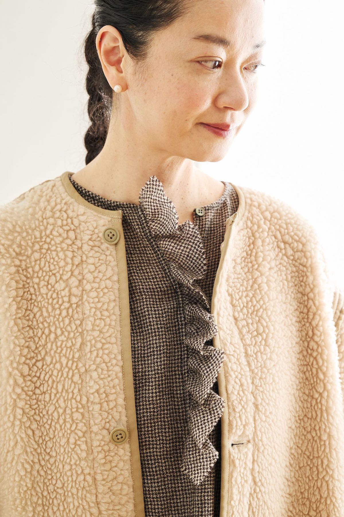 ANATOMICAのウール素材のボアアウターに、かぐれのフリルブラウスを合わせた上半身のレイヤード