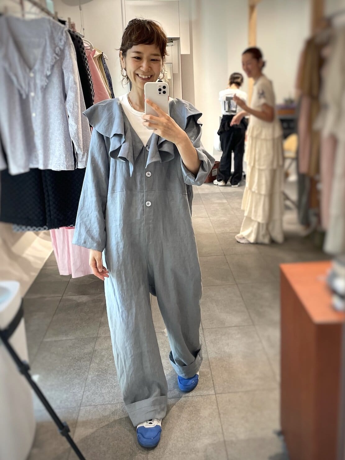 アーティストのヌーノさんの受注会でブルーのサロペットを試着している