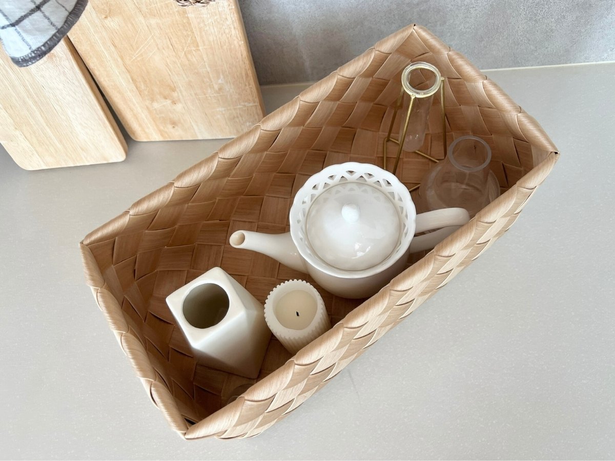 フラワーベースやティーポットを収納したスタックストーのティムバスケット