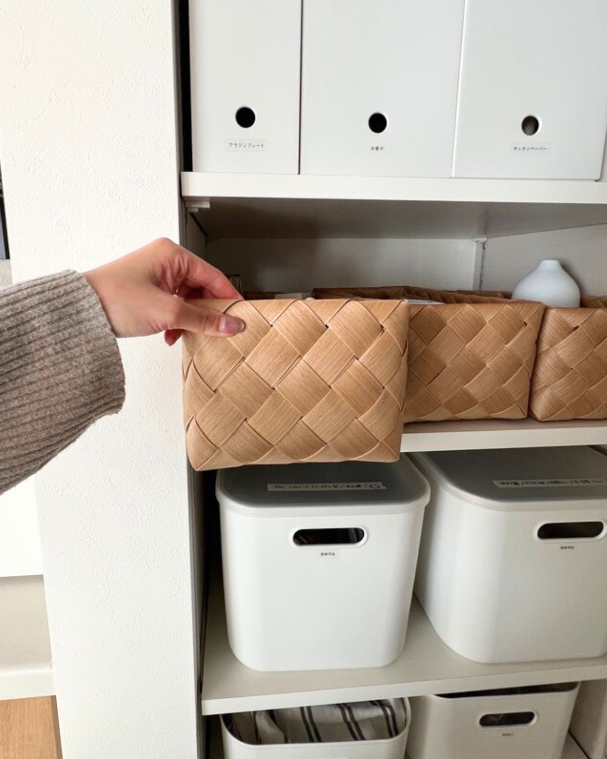 キッチンパントリーのアクセントにしている、スタックストーのティム収納バスケット
