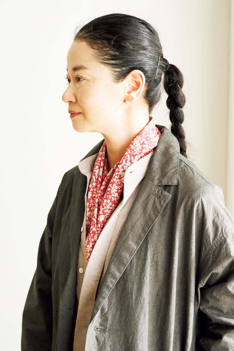 襟もとの存在感で装いに奥行きを