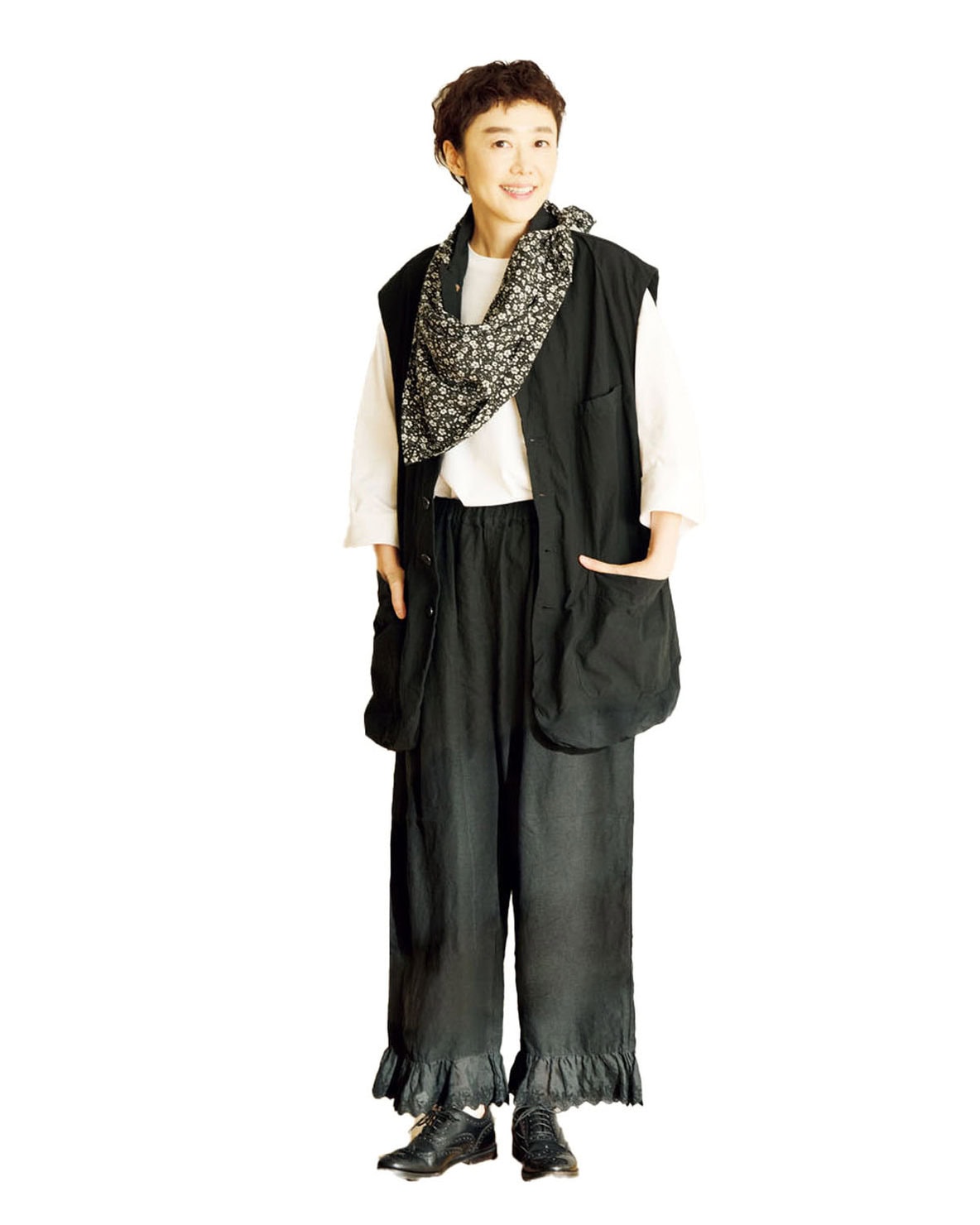 スカーフコーデ。研ぎ澄まされた春の軽やかモノトーン