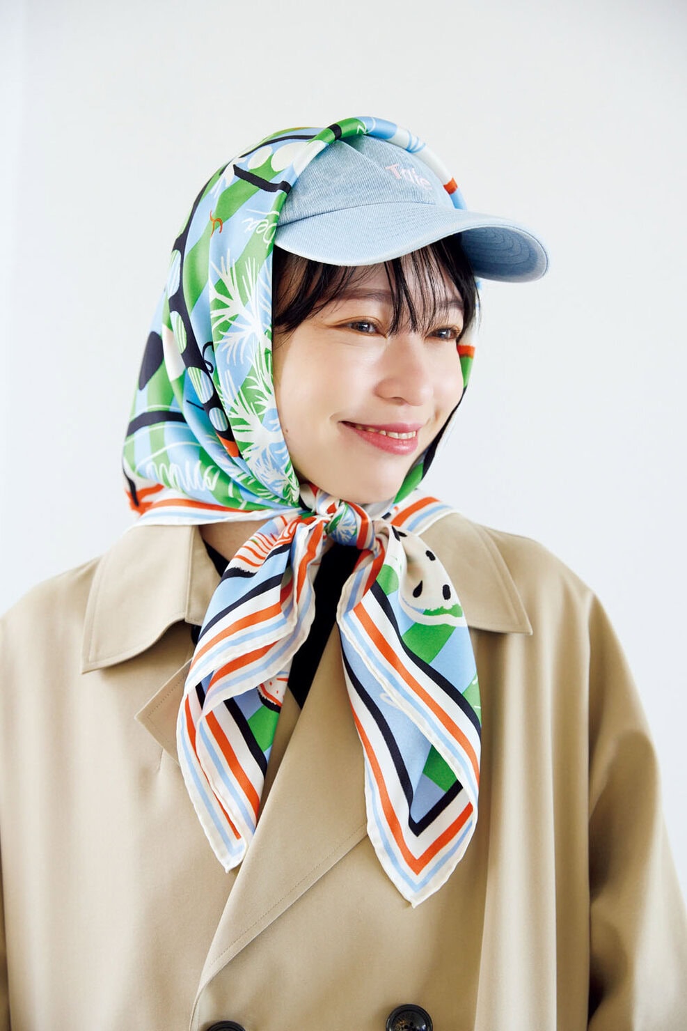 スカーフの巻き方。帽子に真知子巻き